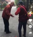 佝偻老人搀扶行走80万抖音网友感叹“真正的爱情”