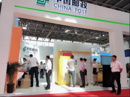 图：中邮速递易展出物流两端创新成果，吸引众多参展人员围观咨询