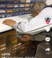 谁说老人不能玩玩具，这对玩乐高的八旬老人在抖音上火了